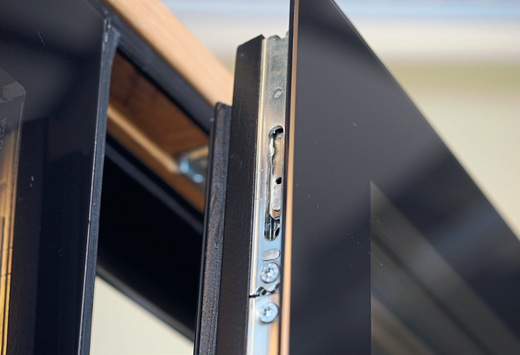 Der rahmenüberdeckende Isolierglasrand ist siebbedruckt. Die Farbe ist frei wählbar.